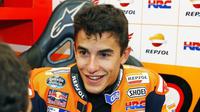 Pebalap Repsol Honda, Marc Marquez, tersenyum saat berbincang dengan mekaniknya saat menjalani tes privat selama sehari di Motorland Aragon, Spanyol, Rabu (28/9/2016). (motogp.hondaracingcorporation.com)