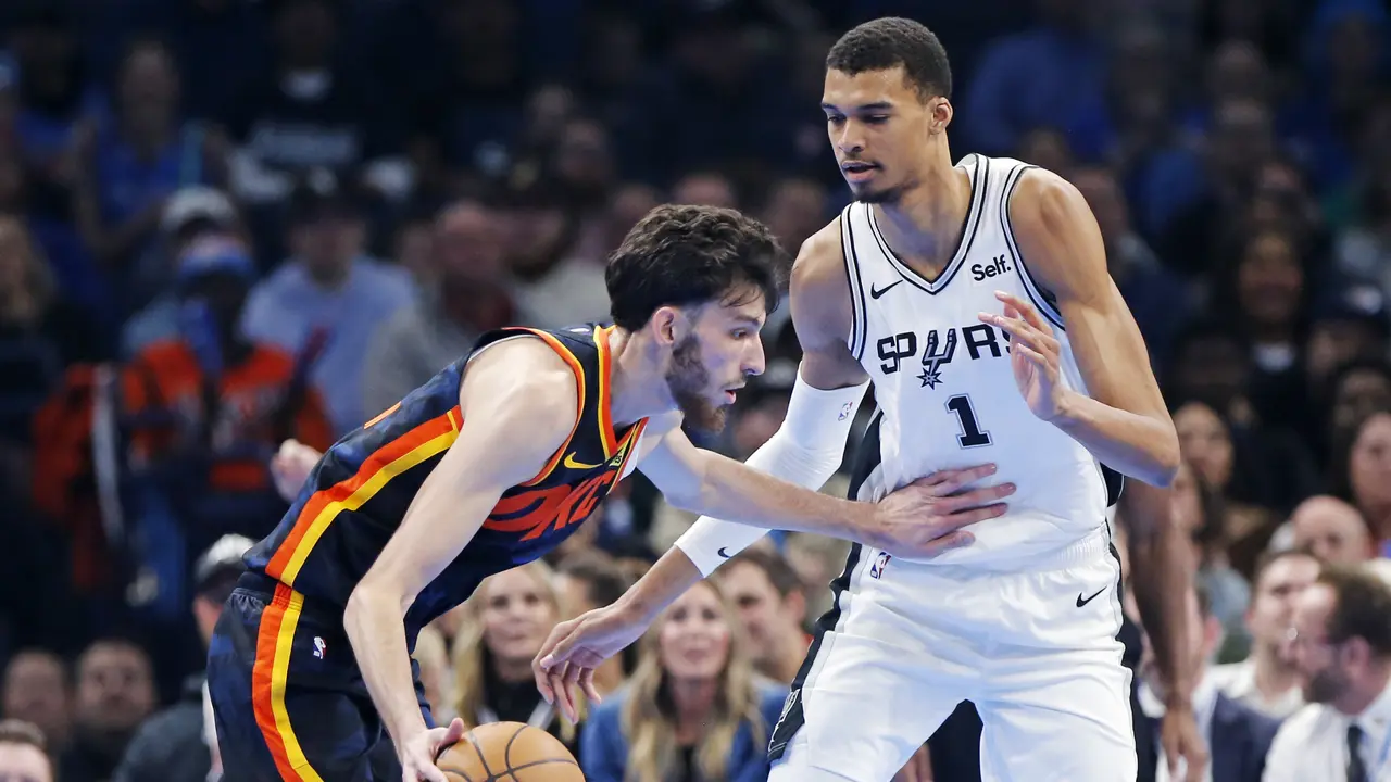 Duel Chet Holmgren melawan Victor Wembanyama di lanjutan NBA 2023/2024