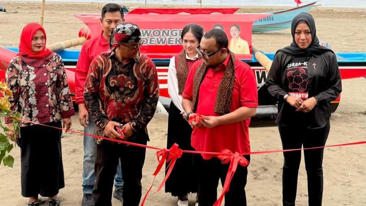 Anggota DPR Kaisar Serahkan Bantuan Kapal untuk Regenerasi Nelayan Cilacap