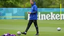 Pelatih Denmark, Kasper Hjulmand tersenyum selama sesi latihan tim di tempat latihan Tottenham Hotspur di London, Selasa (6/7/2021). Denmark akan bertanding melawan Inggris pada babak semifinal Euro 2020 di Stadion Wembley, Inggris. (AP Photo/Thanassis Stavrakis)