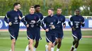 Para pemain Prancis melakukan pemanasan saat mengikuti sesi latihan tim di Clairefontaine-en-Yvelines (4/10/2021). Prancis akan bertanding melawan Belgia pada semifinal UEFA Nations League di Allianz Stadium. (AFP/Franck Fife)