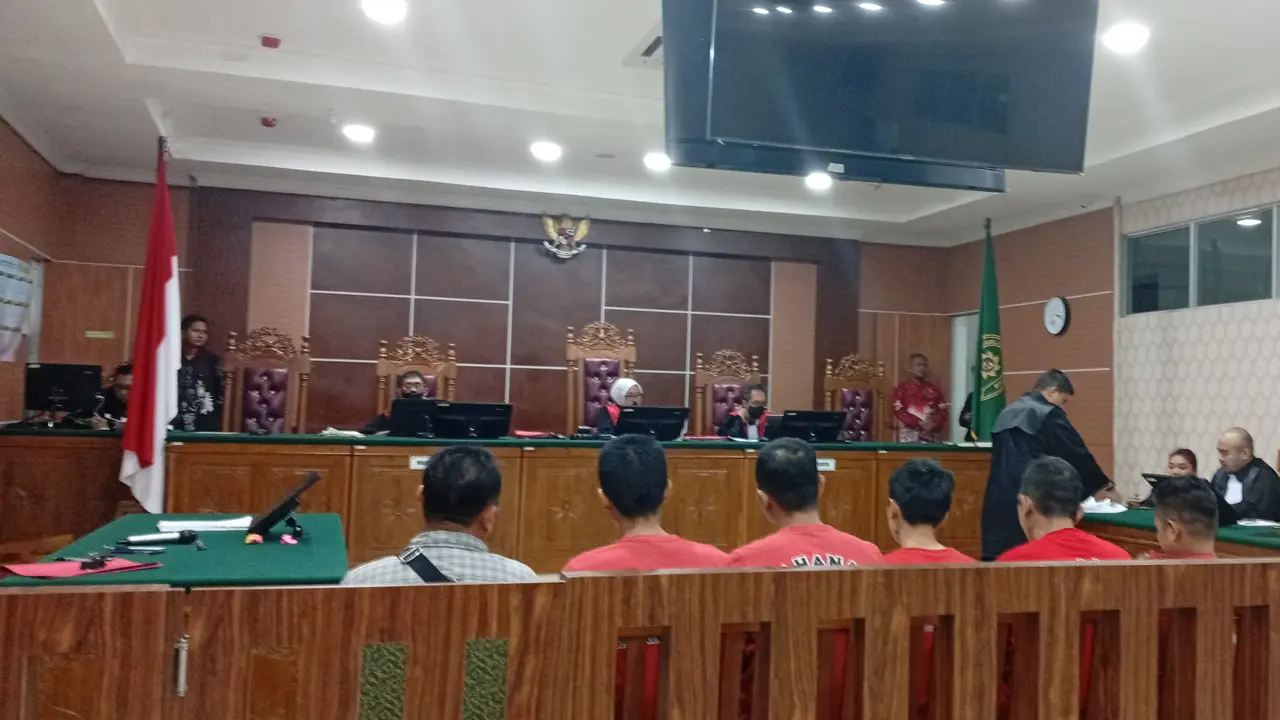 Enam terdakwa penyelundupan sabu menjalani persidangan di PN Batam. (Liputan6.com/Ajang Nurdin)