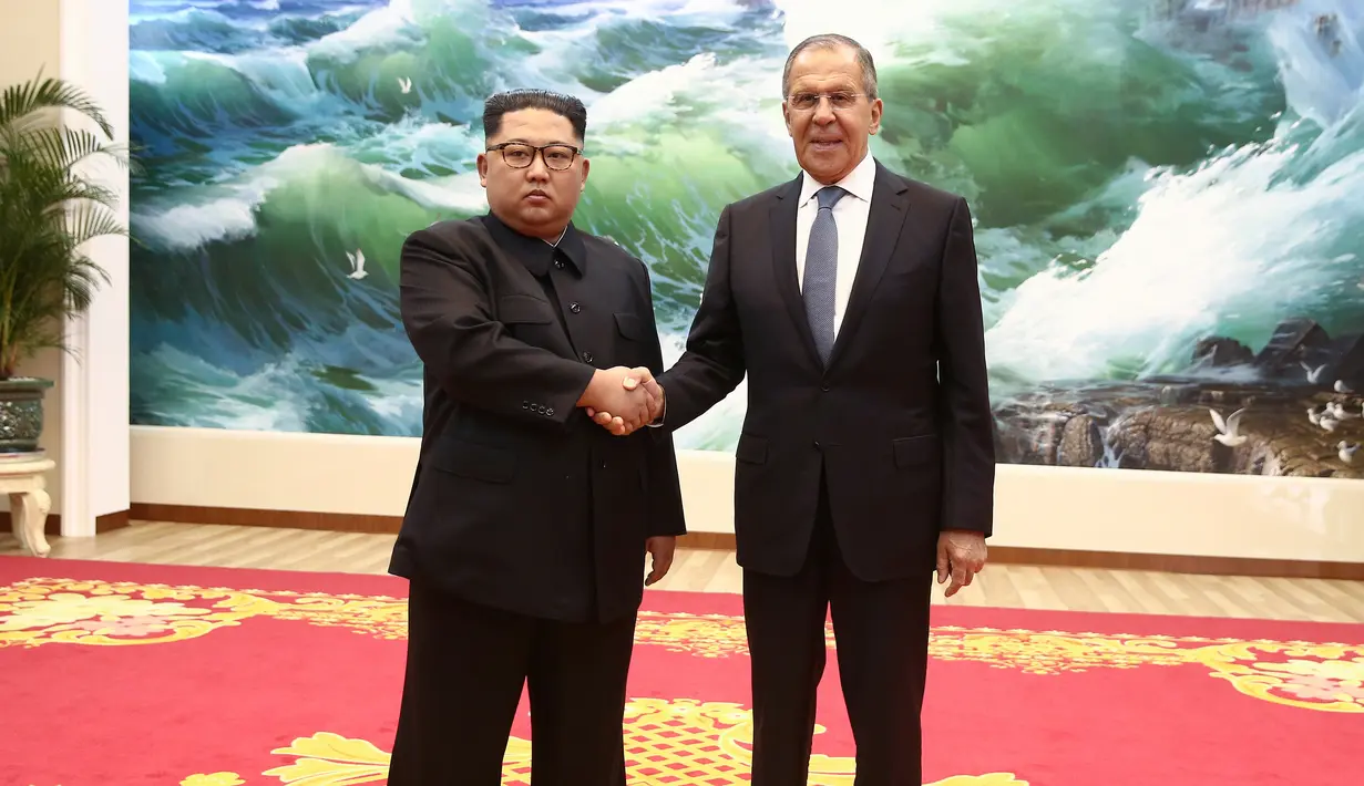 Pemimpin Korut Kim Jong-un (kiri) bersalaman dengan Menlu Rusia Sergei Lavrov usai menggelar pertemuan di Pyongyang (31/5). Kunjungan ini dilakukan menjelang pertemuan bersejarah antara Donald Trump dan Kim Jong-Un. (Valery Sharifulin/TASS Pool Via AP)