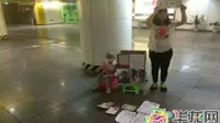 Ibu muda ini menjual jasa pelukan untuk membiayai anaknya yang sakit leukimia