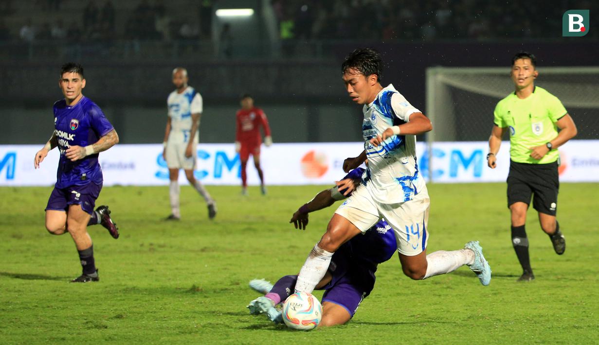 <p>Pemain&nbsp;PSIS Semarang, Riyan Ardiansyah , mengontrol bola dibayangi pemain Persita Tangerang, Muhammad Toha, dalam pertandingan pekan kedua BRI Liga 1 2023/2024 yang berlangsung di Stadion Indomilk Arena, Tangerang, Sabtu (8/7/2023). (Bola.com/Ikhwan Yanuar)</p>