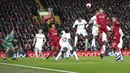 Bek Liverpool, Virgil van Dijk, Menyundul bola saat melawan West Ham United pada laga Premier League di Stadion Anfield, Inggris, Selasa (25/2/2020). Liverpool menang dengan skor 3-2. (AP/Jon Super)