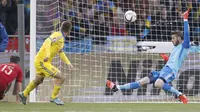 MERENDAH - David De Gea enggan jemawa meski tampil menegsankan saat menghadapi Ukraina. (REUTERS/Valentyn Ogirenko)