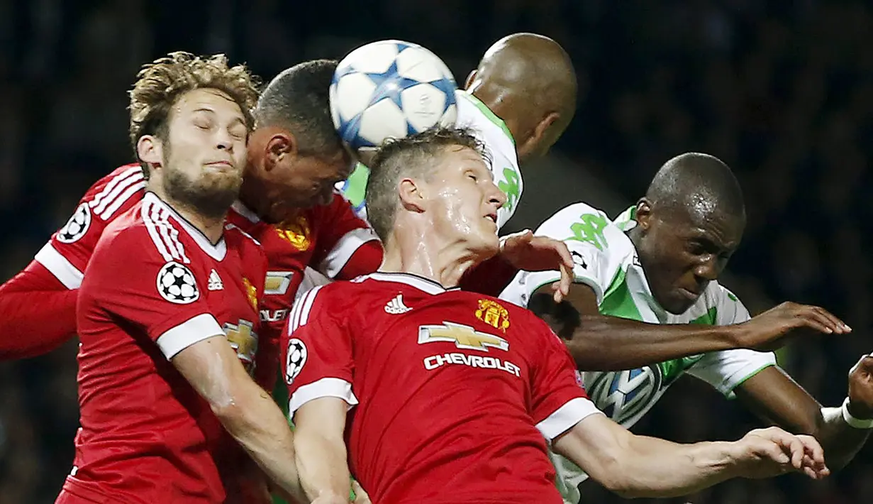 Sejumlah pemain Manchester United melakukan duel udara dengan pemain Wolfsburg pada laga Liga Champions di Stadion Old Trafford, Inggris, Kamis (1/10/2015). (Reuters/Andrew Yates)
