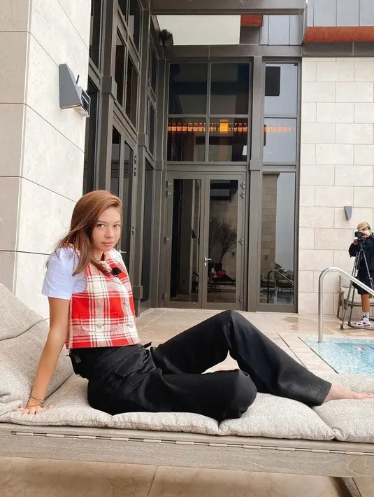 Cocok untuk nuansa musim gugur di Korea Selatan, Yuki Kato memadukan plaid vest warna merah dengan white t-shirt dan black pants. (Instagram/yukikt).