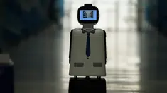Sebuah robot berkeliaran di aula tempat curling selama pertandingan curling ganda campuran di Olimpiade Musim Dingin Beijing, di Beijing, Minggu (6/2/2022). (AP Photo/Brynn Anderson)