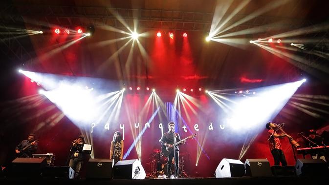 Berita Lirik Lagu Terbaru Kabar Terbaru Hari Ini Bola Com Aku ingin berjalan bersamamu dalam hujan dan malam gelap tapi aku tak bisa melihat. berita lirik lagu terbaru kabar