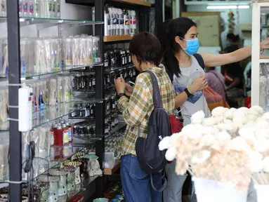 Para pelanggan berbelanja di Pasar Akhir Pekan Chatuchak di Bangkok, pada 9 Mei 2020. Pasar akhir pekan terbesar di Thailand ini kembali dibuka untuk hari pertama pada Sabtu (9/5) dengan sejumlah langkah ketat demi mengatasi pandemi COVID-19. (Xinhua/Zhang Keren)