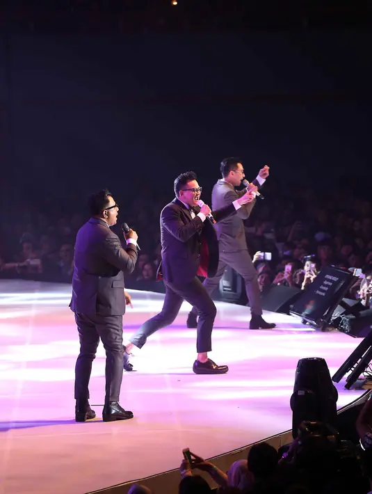 Ketika di atas panggung, Hedi Yunus yang kondisinya tak seprima dulu harus menampilkan goyangan medley.  "Selamat malam di konser Kahitna. Konser ulang tahun Kahitna ke 30 tahun. Aduh butuh oksigen," ujarnya. (Nurwahyunan/Bintang.com)