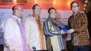 Ketua Umum Kadin Suryo Bambang Sulisto (kanan) saat memberikan cinderamata kepada Menteri Perindustrian, Saleh Husin (kedua kanan) saat Seminar Nasional Pembiayaan Investasi di Bidang Industri di Jakarta, Selasa (5/5/2015). (Liputan6.com/Helmi Afandi)