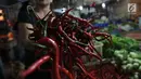 Pedagang menunjukkan cabai merah di pasar di Jakarta, Rabu (20/12).  Jelang Natal dan Tahun Baru, harga bahan pokok di Jakarta mulai merangkak naik. Namun, kenaikannya masih belum tinggi hanya berkisar Rp2.000-5.000 per kg. (Liputan6.com/Angga Yuniar)