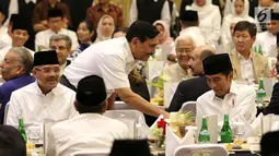 Menko Maritim Luhut Binsar Panjaitan bersalaman dengan Presiden Joko Widodo saat menghadiri undangan buka puasa bersama di Jakarta, Rabu (14/5/2019). Acara buka puasa tersebut dihadiri sejumlah tokoh-tokoh dan petinggi partai politik. (Liputan6.com/Johan Tallo)