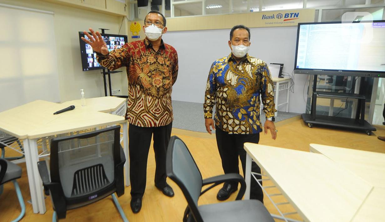Direktur Utama Bank BTN Haru Koesmahargyo (kiri) didampingi Rektor Universitas Negeri Semarang (Unnes) Fathur Rokhman (kanan) sarana dan prasarana laboratorium digital di lingkungan kampus Unnes Semarang, Jumat (11/6/2021). (Liputan6.com/HO/BTN)