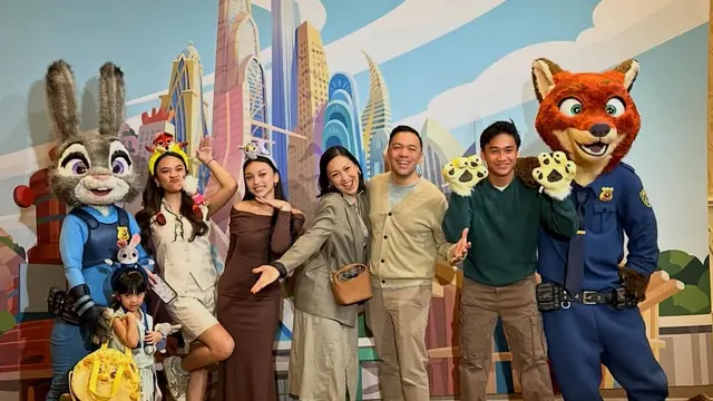 OOTD Keluarga Nola B3 liburan ke Disneyland, China. [@riafinola]