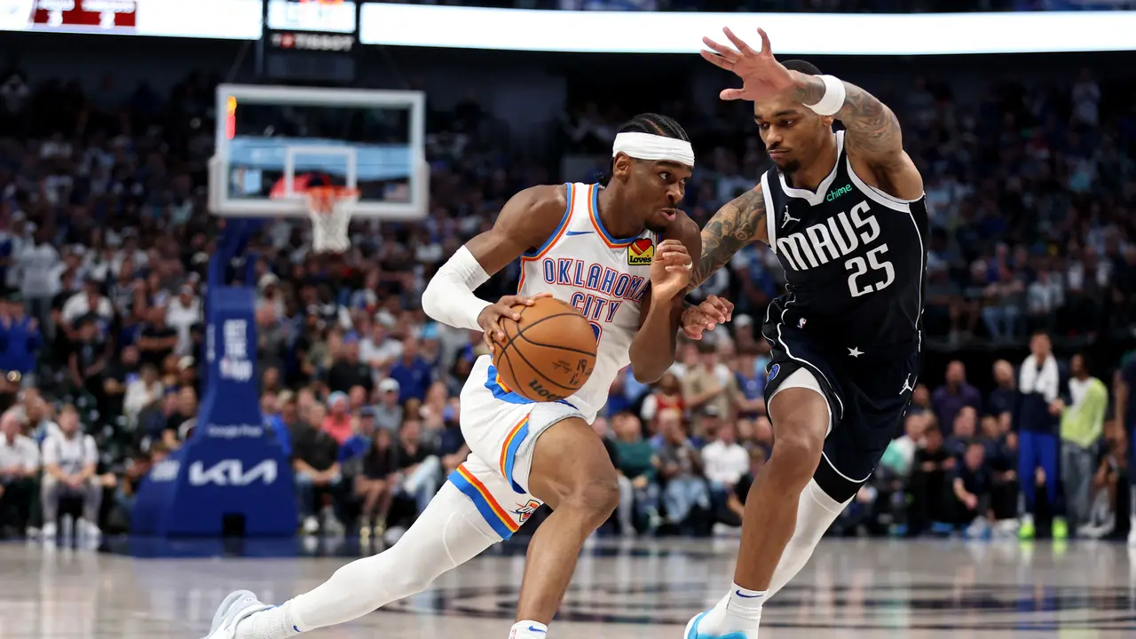 Aksi bintang Thunder SGA menerobos pertahanan Mavericks pada play-off NBA