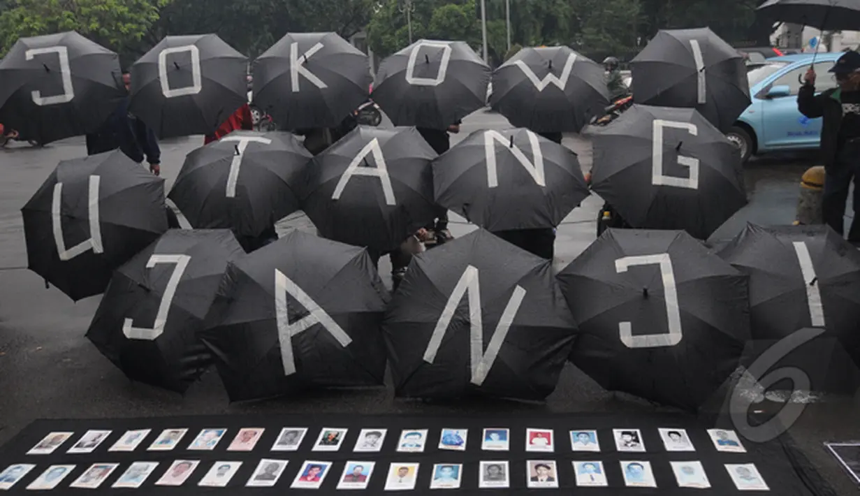 Genap 8 tahun Payung Hitam Aksi Diam Kamisan kali ini mengangkat tema  "Jokowi Ojo Lali Janji" (Jokowi jangan lupa janji), Jakarta, Kamis (22/1/2105). (Liputan6.com/Herman Zakharia)
