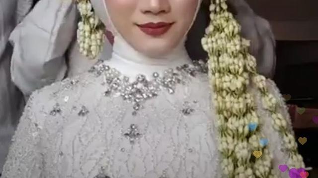 Melody Eks JKT48 dan Suami Pamer Cincin Pernikahan ...