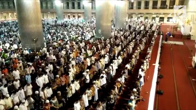 Menyambut awal bulan suci ramadan, sejumlah umat muslim di Jakarta melakukan salat tarawih di masjid Istiqlal.