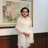 Sri Mulyani dalam kebaya putih rancangan Didiet Maulana (Liputan6.com/Pool/Didiet Maulana)