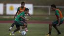 Pemain Timnas Indonesia U-22. Evan Dimas, berusaha melewati Ezra Walian saat latihan di Stadion UKM, Selangor, Senin (14/8/2017). Ini merupakan latihan terakhir jelang laga SEA Games melawan Thailand. (Bola.com/Vitalis Yogi Trisna)