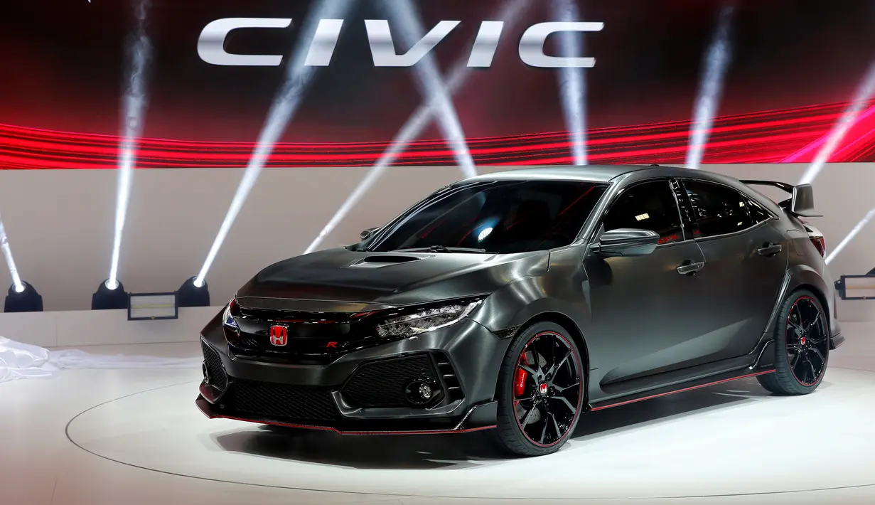 Mobil Civic Type R Prototype saat ditampilkan di Paris Auto Show di Paris, Prancis (29/9). Pameran otomotif yang berlangsung pada 1-16 Oktober 2016 ini menghadirkan deretan mobil konsep, terbaru, mewah dan berkelas. (REUTERS/Benoit Tessier)