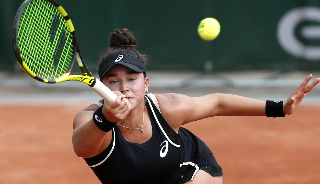 Ekspresi petenis Amerika, Caroline Dolehide menjangkau bola saat melawan Madison Keys pada ajang Prancis Terbuka 2018 di Roland Garros stadium, Paris, (30/5/2018).  (AP/Thibault Camus)