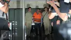 Staf Ahli Anggota DPR Dewie Yasin Limpo, Bambang Wahyuhadi memakai baju tahanan usai pemeriksaan di KPK, Jakarta, Kamis (22/10). Bambang resmi ditahan terkait dugaan suap proyek pengembangan pembangkit listrik mikrohidro Papua. (Liputan6.com/Angga Yuniar)