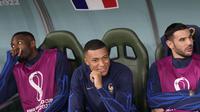 Pemain Prancis, Kylian Mbappe (tengah) duduk di bangku cadangan saat matchday ketiga Grup D Piala Dunia 2022 melawan Tunisa di Education City Stadium, Rabu (30/11/2022). (AP/Christophe Ena)