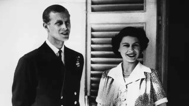 Gaya Ratu Elizabeth saat mengunjungi Pangeran Philip