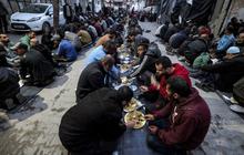 FOTO: Warga Palestina Rayakan Buka Puasa Massal di Rafah, Suasananya Khidmat dan Penuh Kekeluargaan