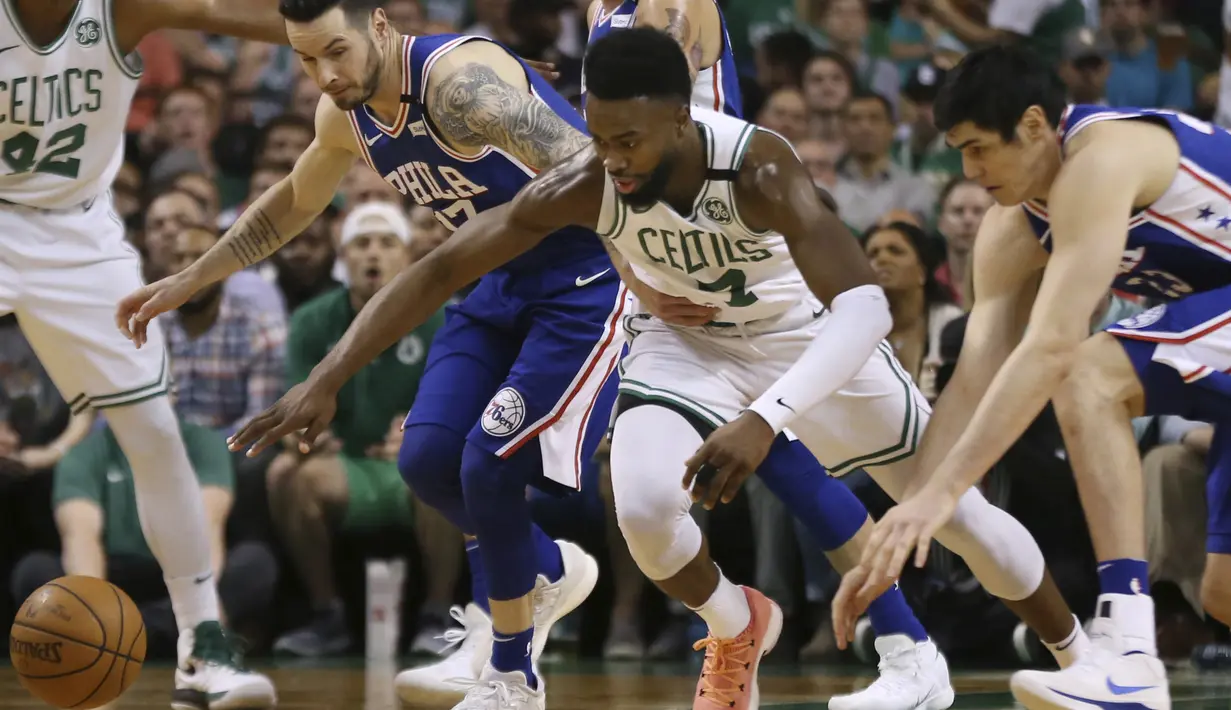 Pemain Boston Celtics, Jaylen Brown (7) berebut bola dengan para pemain Philadelphia 76ers pada game kedua semifinal NBA Wilayah Timur di TD Garden, Boston, (3/5/2018). Boston Celtics menang 108-103. (AP/Elise Amendola)