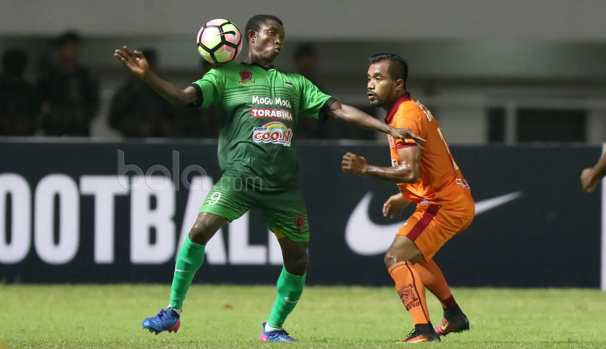 Pemain PS TNI, Aboubacar Sylla (kiri) berduel dengan pemain Borneo FC, Zulvin Zamrun pada lanjutan Liga 1 2017 di Stadion Pakansari, Bogor, Senin (17/4/2017). PS TNI dan Borneo FC bermain imbang 2-2. (Bola.com/Nicklas Hanoatubun)