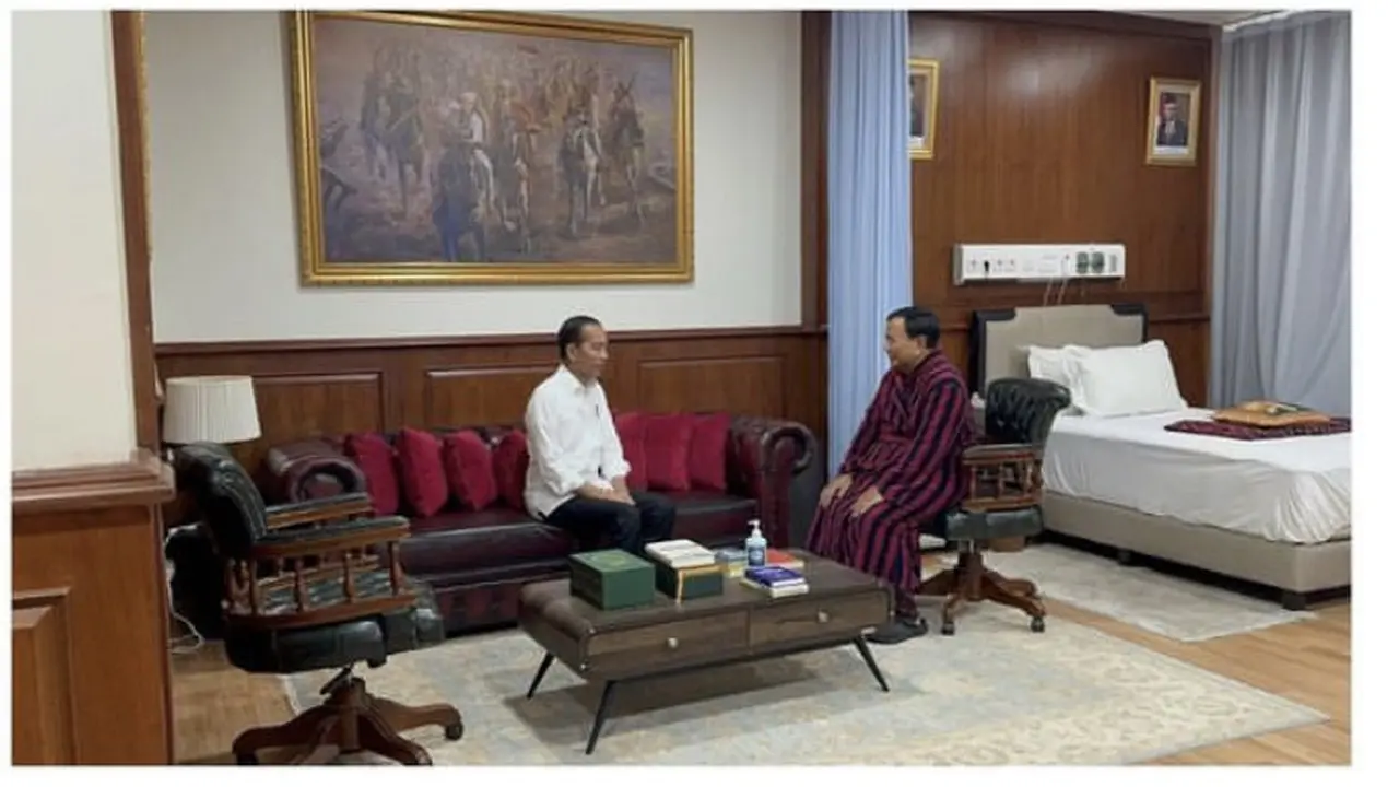 Presiden Jokowi menjenguk Prabowo Subianto baru saja menjalani operasi cidera kaki. Hal itu dilakukannya tepat sepakan kemarin di RSPPN Panglima Besar Soedirman, Bintaro, Pesanggrahan, Jakarta Selatan.