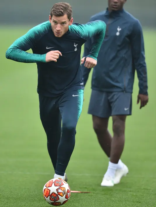 Bek Tottenham Hotspur, Jan Vertonghen melakukan pemanasan selama sesi latihan tim di London, Inggris (8/4). Tottenham akan bertanding melawan Manchester City pada leg pertama babak perempatfinal Liga Champions di Stadion Tottenham Hotspur. (AFP Photo/Glyn Kirk)