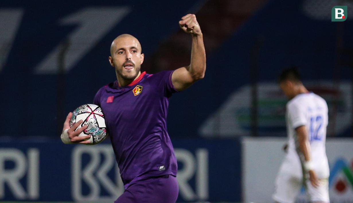 Persik akhirnya bisa mencetak gol keduanya lewat titik penalti di laga ini pada menit ke-78. Youssef Ezzejjari lagi-lagi jadi momok menakutkan bagi Arema FC. (Bola.com/Bagaskara Lazuardi)