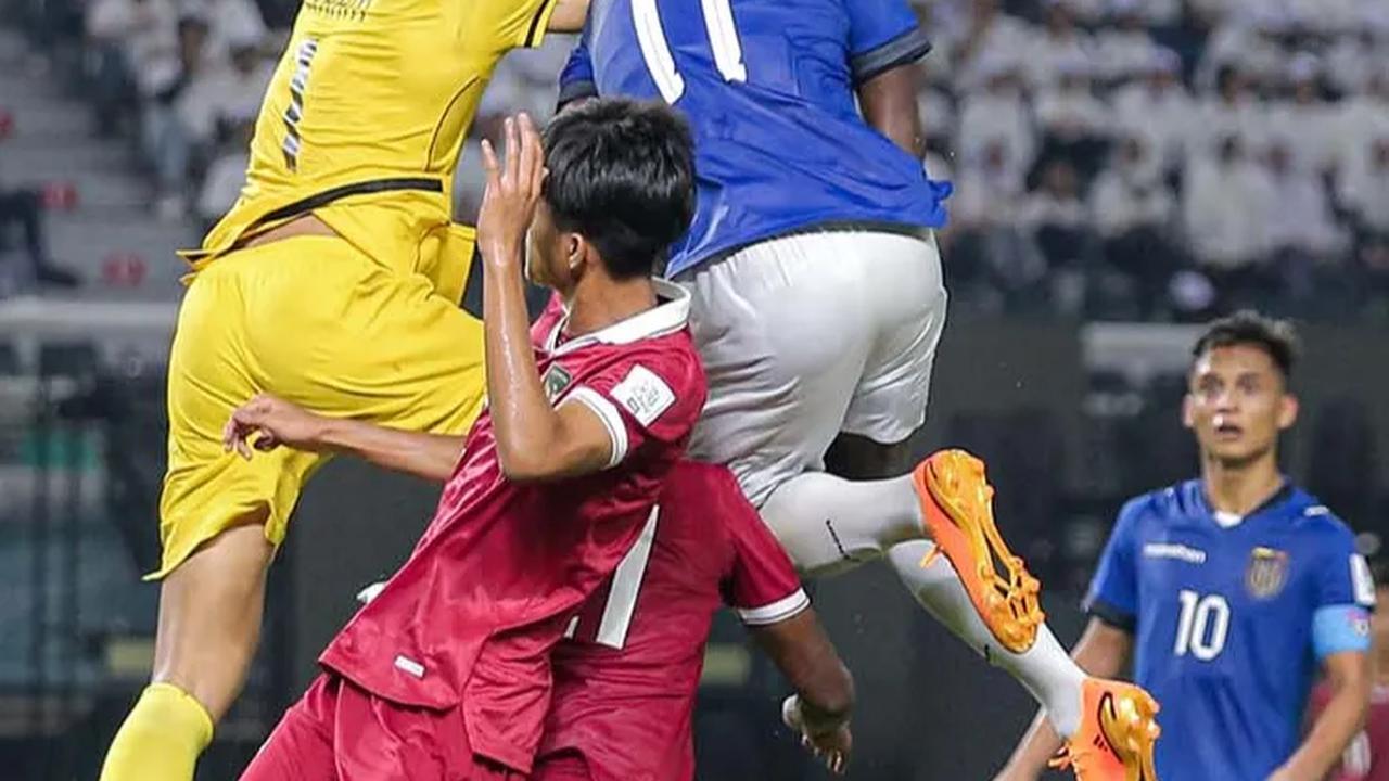 Bermain di depan puluhan ribu pendukung setianya, Timnas Indonesia U-17 mencoba untuk mengambil inisiatif serangan. Anak asuh Bima Sakti itu mencoba menggempur pertahanan Ekuador.<br>