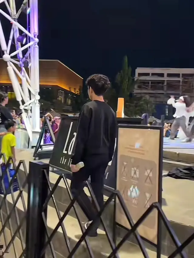 Orang tak dikenal masuk panggung Naura Ayu. (credit:tiktok.com/@thebaldys_fam)