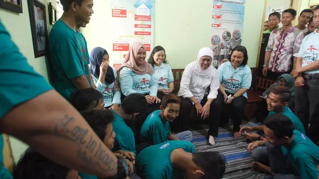 Calon Gubernur Jawa timur Khofifah Indar Parawansa mengunjungi tempat rehabilitasi sosial IPWL (Institusi Peduli Wajib Lapor)