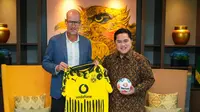 CEO Borussia Dortmund, Carsten Cramer, saat melakukan pertemuan dengan Ketua PSSI, Erick Thohir, pada September lalu. (dok. Instagram Erick Thohir)