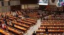 Anggota DPR RI saat mengikuti pembukaan Rapat Paripurna Pembukaan Masa Persidangan V Tahun Sidang 2021-2022 di Nusantara II, Kompleks Parlemen MPR/DPR-DPD, Senayan, Jakarta, Selasa (17/5/2022). Rapat paripurna hari ini menandakan DPR kembali aktif bersidang setelah selesai menjalani masa reses. Hadir 76 anggota yang secara fisik, 252 secara virtual dan izin 5 anggota. Sehingga total kehadiran rapat paripurna hari ini adalah 333 dari 575 anggota DPR. (Liputan6.com/Angga Yuniar)