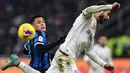 Striker Inter Milan, Alexis Sanchez, duel udara dengan pemain Cagliari, Paolo Farago, pada laga Coppa Italia di Stadion Giuseppe Meazza, Rabu (15/1/2020). Inter Milan menang 4-1 atas Cagliari. (AFP/Miguel Medina)