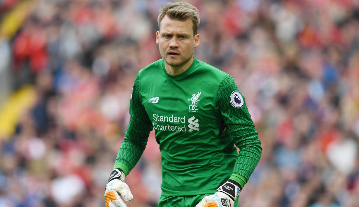 5. Simon Mignolet - Mantan kiper Liverpool ini terkenal kerap mengalami Inkonsistensi saat tampil di bawah mistar gawang. Meski begitu, pria Belgia ini telah berhasil menyandang gelar sarjana ilmu politik di Catholic University of Leuven. (AFP/Paul Ellis)