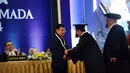 Mantan Wakil Presiden Jusuf Kalla menerima penghargaan HB IX Award 2019 dari UGM, bersamaan dalam peringatan Lustrum XIV UGM, Kamis (19/12/2019). Anugerah ini diberikan langsung oleh Rektor Universitas Gadjah Mada (UGM) Panut Mulyono. (FOTO: Tim Media JK)