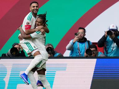 Pemain Aljazira, Riyad Mahrez (kiri) merayakan gol bersama rekannya, Hicham Boudaoui dalam laga Grup E Piala Afrika 2025 melawan Sudan di Moulay Hassan Stadium, Rabat, Maroko, Rabu (24/12/2025) malam waktu setempat. (Bola.com/Mosa'ab Elshamy)