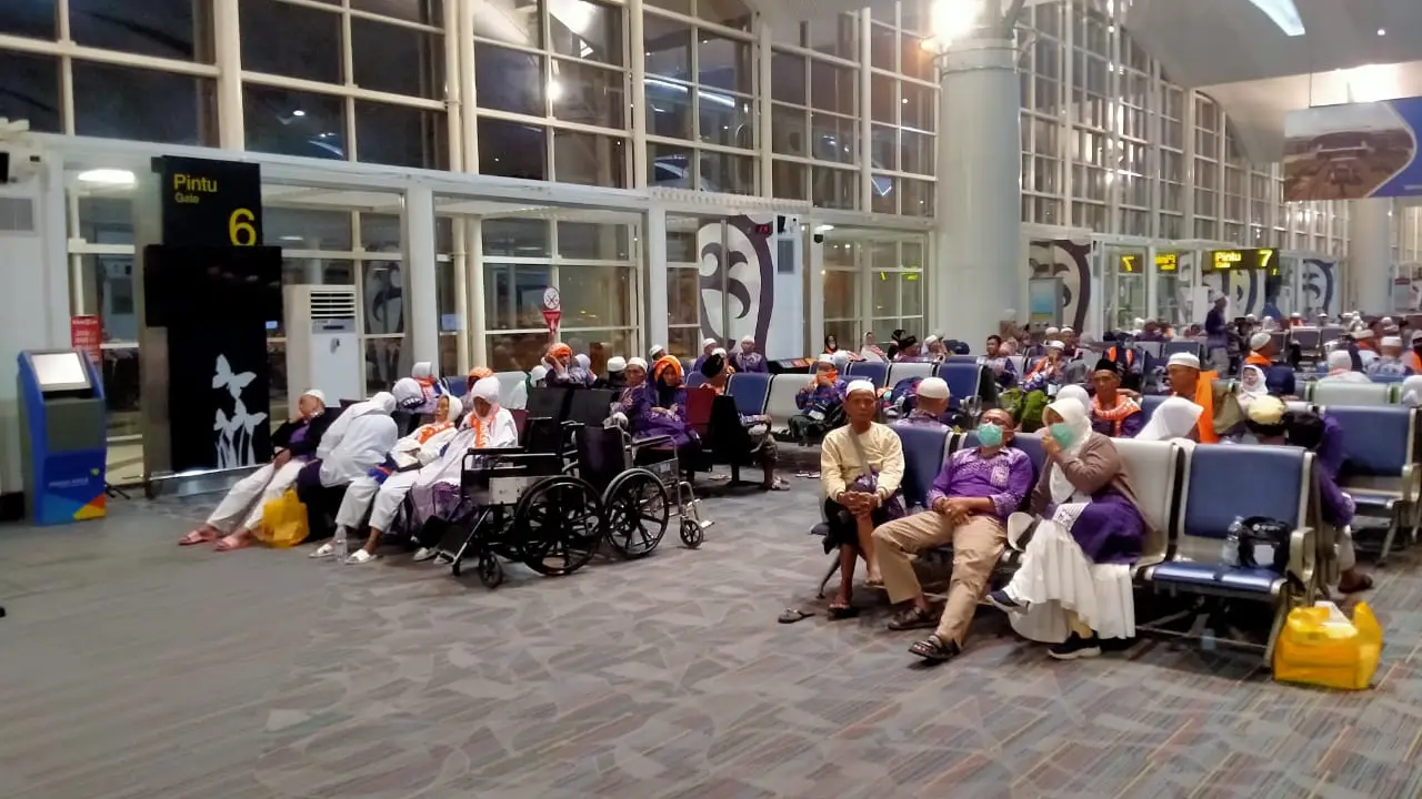 Proses pemulangan jemaah haji kelompok terbang (kloter) 33 Debarkasi Surabaya dari Arab Saudi berjalan lancar, aman dan selamat menggunakan pesawat Saudia Airlines nomor penerbangan SV 5688. (Istimewa)