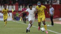 Gelandang Bhayangkara FC, Bruno Matos, berebut bola dengan bek PSS Sleman, Bagus Nirwanto, pada laga Shopee Liga 1 di Stadion PTIK, Jakarta, Jumat (4/10). PSS menang 2-0 atas Bhayangkara. (Bola.com/Yoppy Renato)
